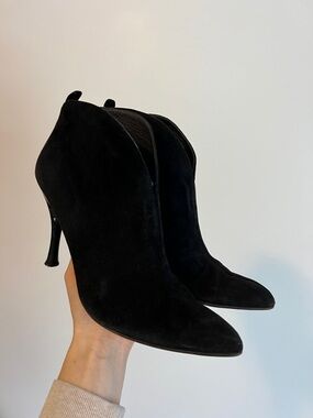 Stuart Weitzman Metropole black suede bootie heel ankle boot v shape 9 classy